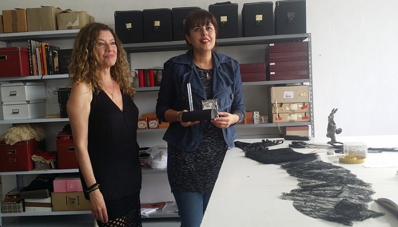 Gonzales muestra su taller tras exponer en el Sal�n Internacional de la Lencer�a de Par�s