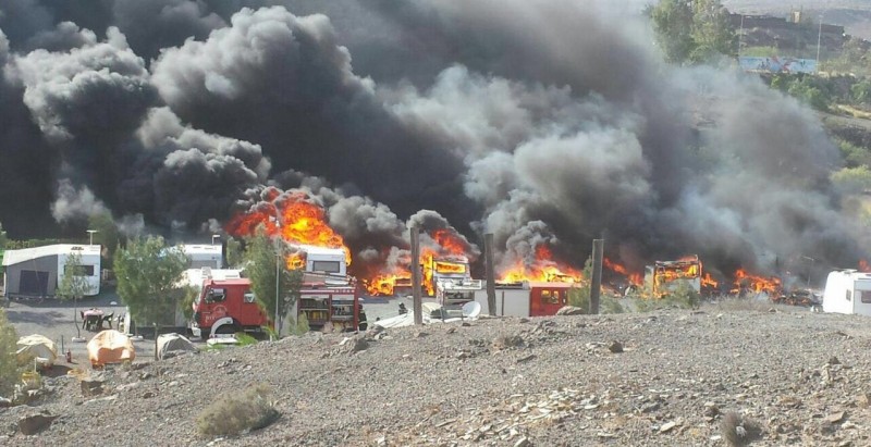 Un incendio destruye seis caravanas  y cuatro coches en El Berriel