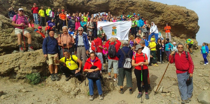 Unos 150 senderistas participan en la caminata de la Ruta del Almendro