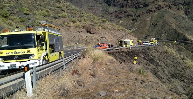Los fuertes vientos provocan un incendio en el barranco Los Azulejos de Veneguera