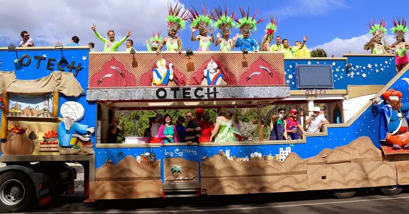 La carroza anunciadora pregona este viernes el inicio del Carnaval Maspawood