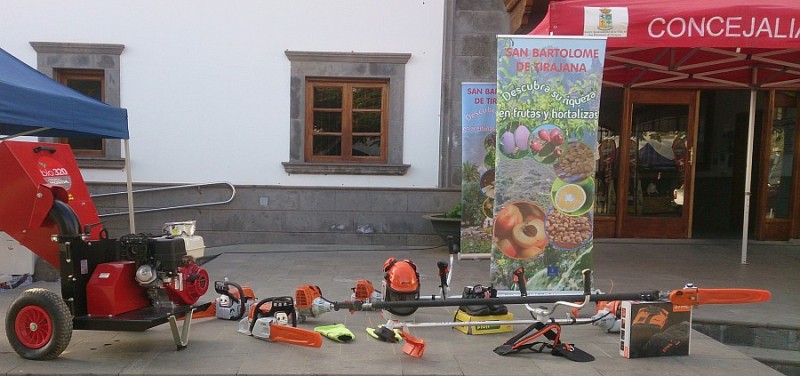 El Ayuntamiento presta maquinaria agr�cola a productores de la zona alta  