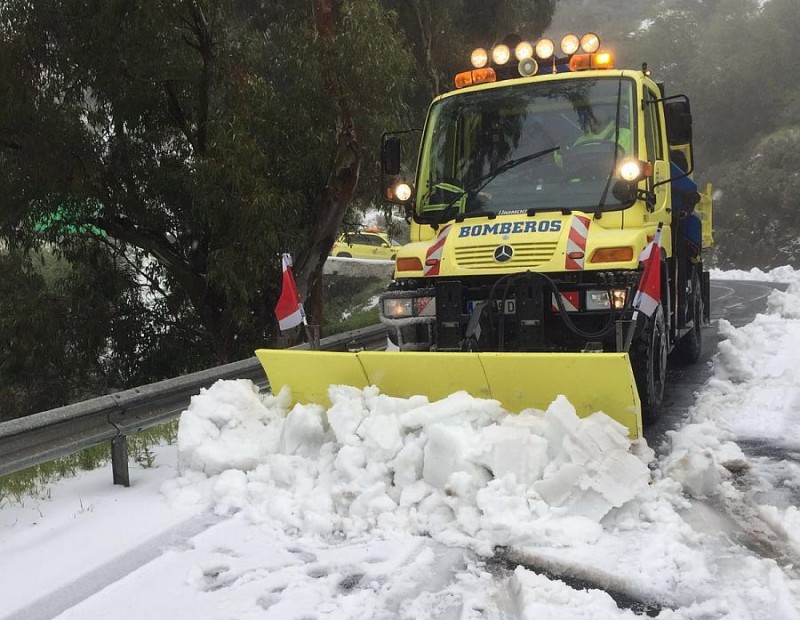 El Cabildo limpia las carreteras de nieve para permitir el acceso a la cumbre
