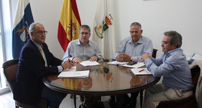 Tirajana expone la problem�tica del transporte en el municipio al director general regional     