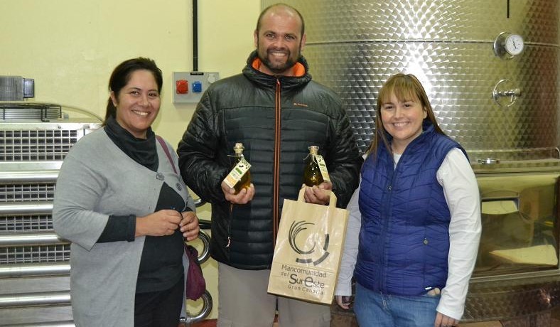 La Almazara de Ag�imes reparte m�s de 4.000 litros de aceite entre los agricultores 