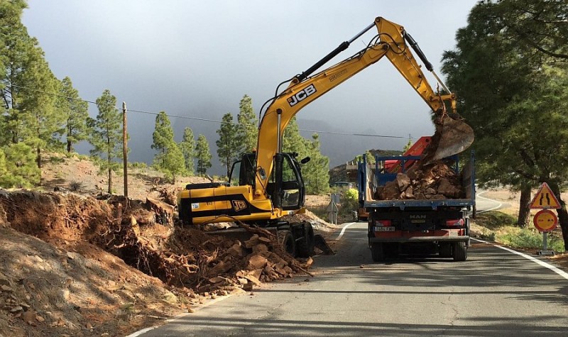 El Cabildo reconstruye un muro y mejora  la carretera de Cercados de Ara�a