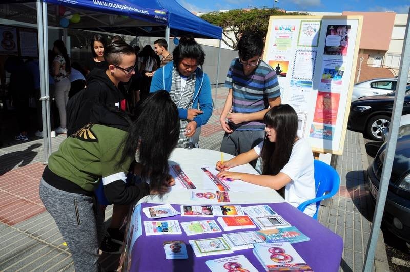 Grupos de adolescentes se involucran en el D�a de la Mujer, en Maspalomas
