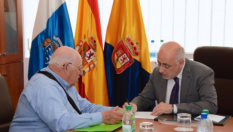 Antonio Morales firma la compra ocho cuevas en Risco Ca�do 