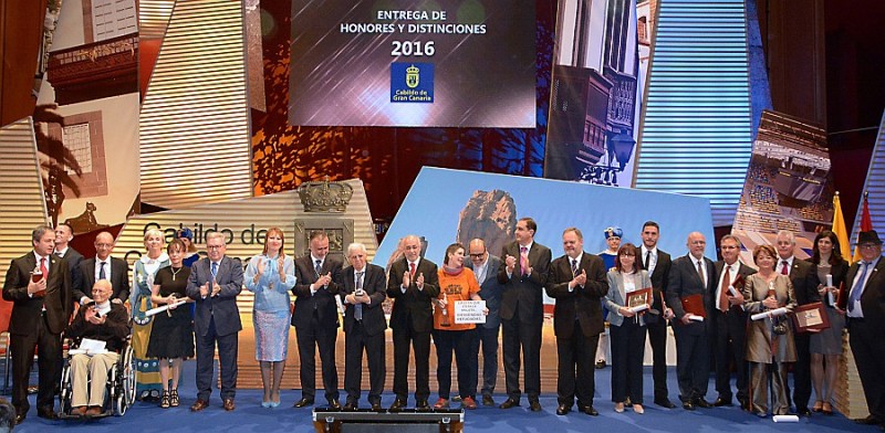 El Cabildo premia a las personas que se erigen como faros de la sociedad 