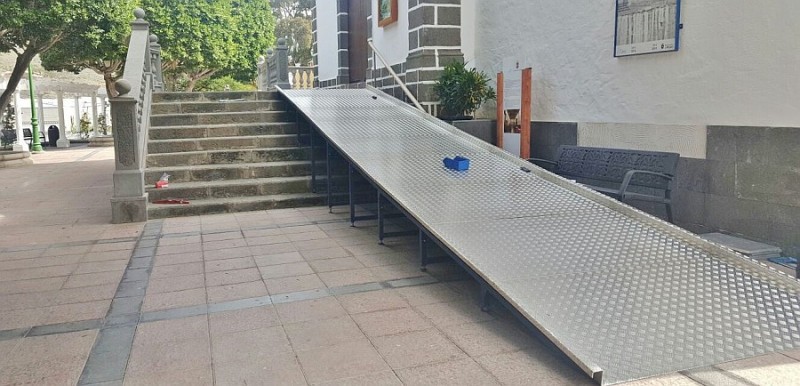 Mog�n instala una rampa en la iglesia de San Antonio de Padua