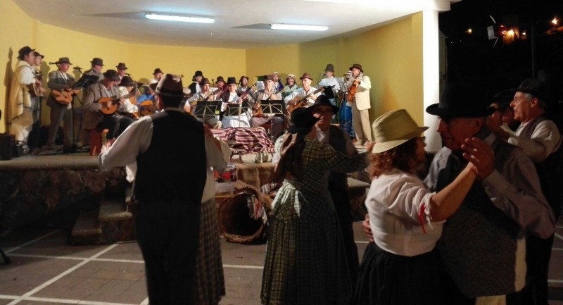 La vecindad de Fataga acogi� el  5� Encuentro de Bailes de Taifa