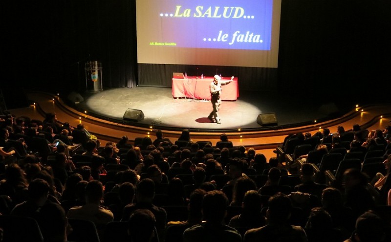 J�venes de Santa Luc�a conocen los peligros del culto al cuerpo y las dependencias est�ticas