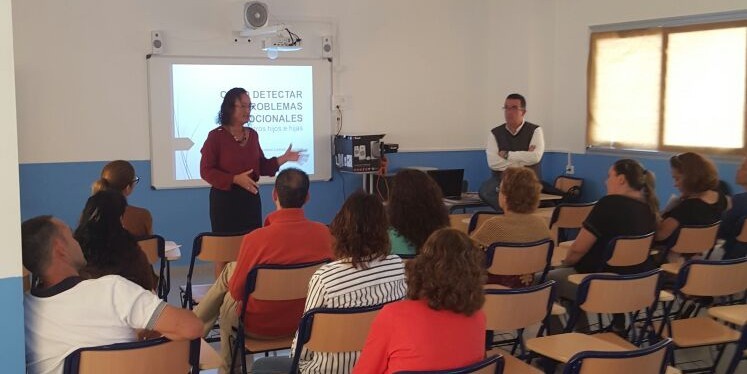 Las madres y padres de Mog�n se forman con el programa Educar en familia