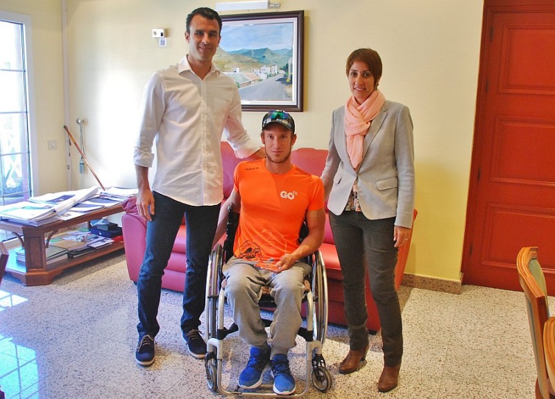 Mog�n reconoce el m�rito deportivo del nadador y triatleta Antonio M�ller