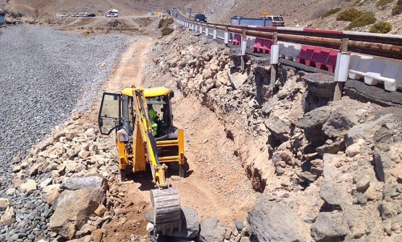 El Cabildo realiza obras en la GC-500 en la zona de la playa de Las Carpinteras