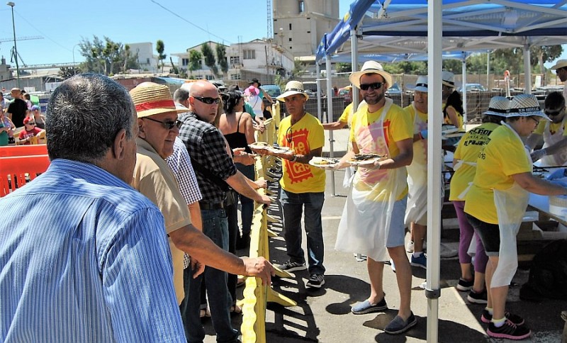 El Pajar  cierra sus fiestas con un asadero con 600 kilos de pescado y 100 de gofio 