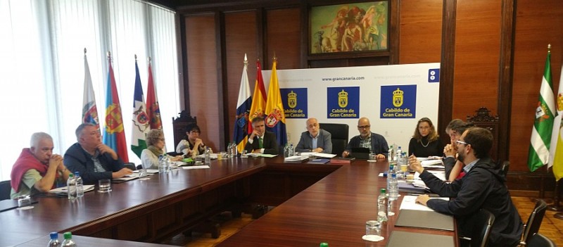 El Cabildo aprueba ayudas por 1,8 millones para asfaltado, igualdad y becas