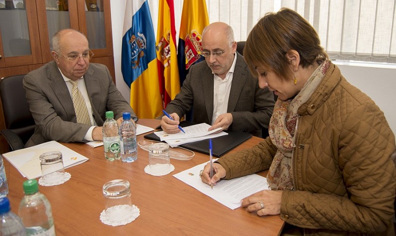 Cabildo y Ayuntamiento firman la cesi�n de terrenos de la parada de Playa Mog�n