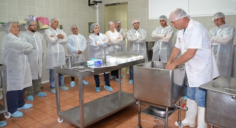 Ag�imes celebra un curso de elaboraci�n de queso y productos l�cteos 