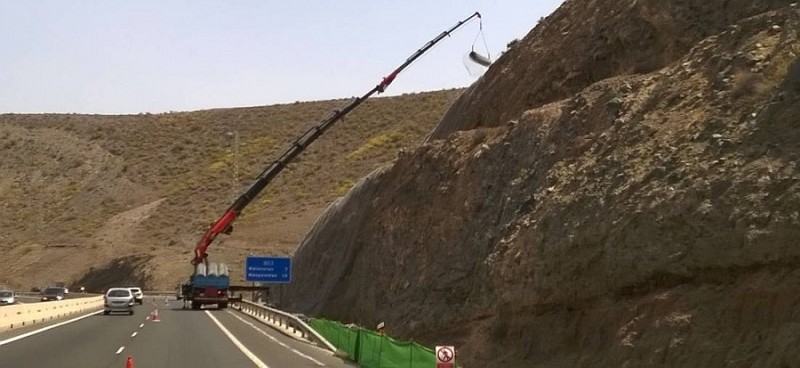 El Cabildo instala mallas de protecci�n en varios tramos de la GC-1 en el sur 