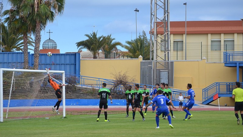 La hierba se le atraganta a la U.D. San Fernando que pierde 0-2 ante el C.D. El Cotillo 