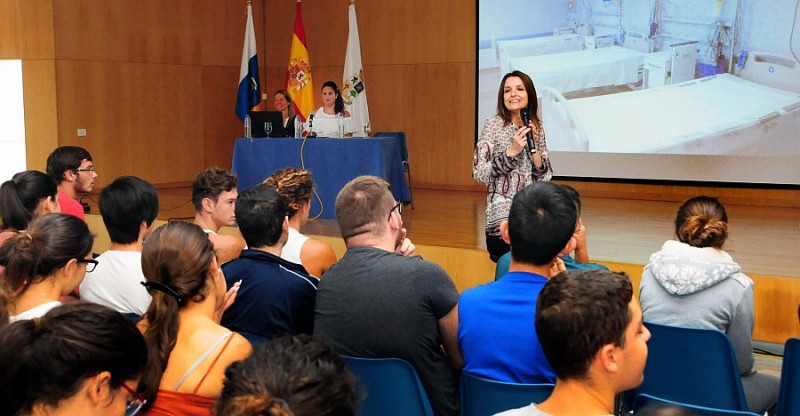 Raquel Dom�nguez cautiva a los j�venes de Maspalomas     