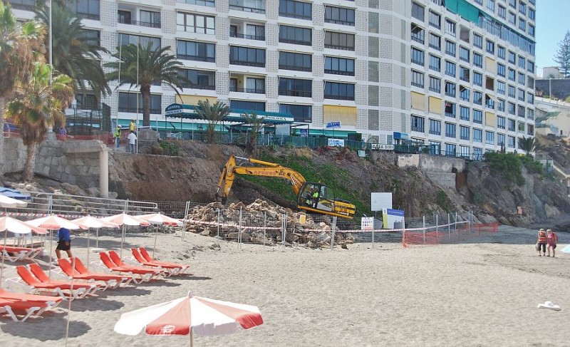 Mog�n comienzan las obras de reforma del muro de la playa de Patalavaca