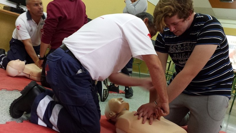 El SUC ense�a a estudiantes del IES del Cruce de Arinaga c�mo actuar ante una parada cardiaca