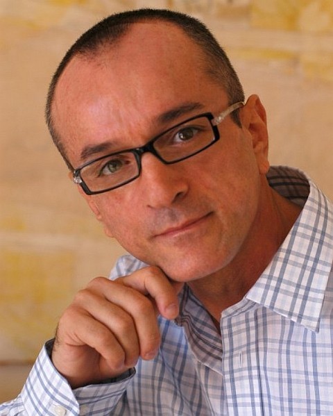 Firmas para que la Plaza del Centro Comercial Yumbo lleve el nombre de Dar�o Ja�n