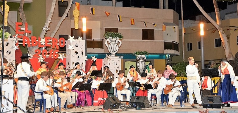 El XI Juan Gil cubri� de voces canarias la Plaza de El Tablero