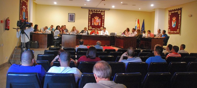 El Pleno Municipal aprueba  la venta de una parcela tur�stica en Playa de Mog�n