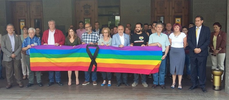 El Cabildo guarda un minuto de silencio por el atentado de Orlando