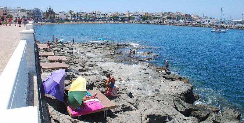 Mog�n instala varias plataformas sol�rium en la zona de La Lajilla