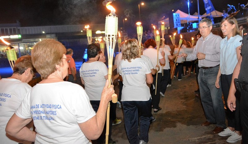  San Juan arde en los pueblos con pi�as y papas al fuego