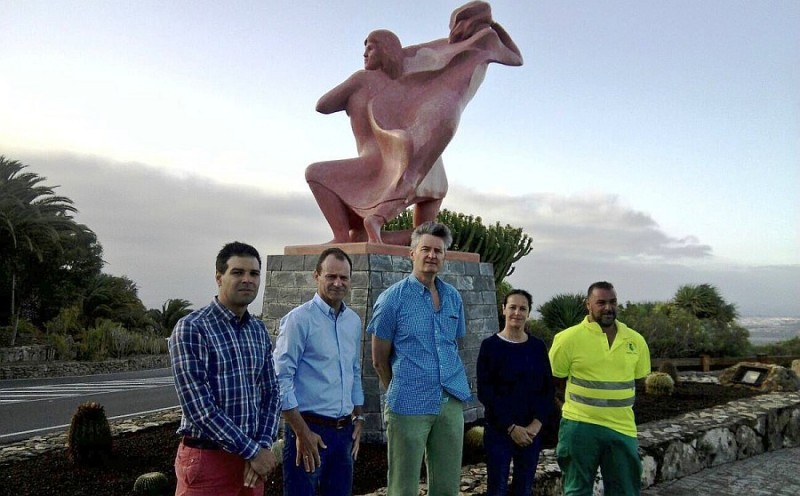 Ag�imes restaura la  escultura �El Futuro es Mujer� 