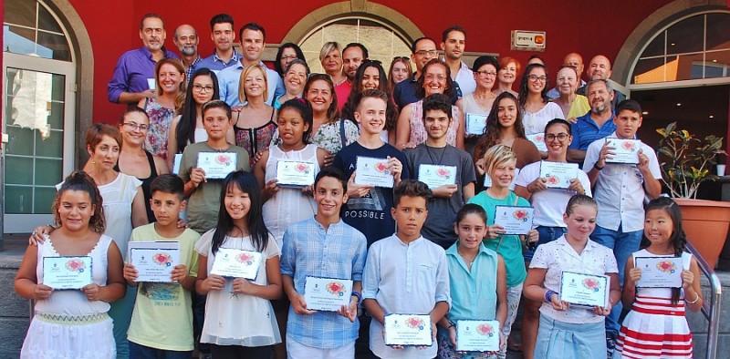 Mog�n reconoce el esfuerzo y m�rito acad�mico de una treintena de estudiantes