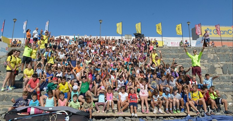 M�s de 600 menores de los campus de verano disfrutan del Mundial de Windsurf de Pozo  