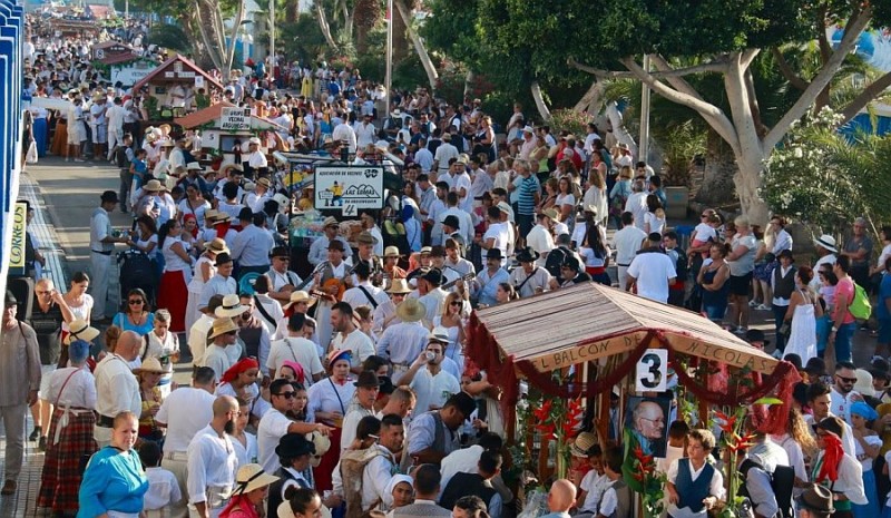 M�s de 6.000 personas ti�en de canariedad la romer�a m�s participativa de Arguinegu�n