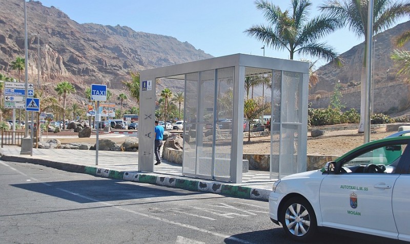 La parada de taxis de Taurito estrena marquesina 