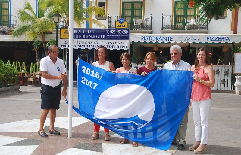 Puerto de Mog�n renueva su bandera azul desde hace 27 a�os
