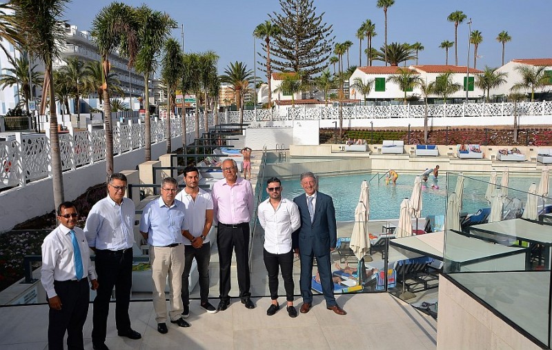 El Hotel Caser�o reabre renovado para 