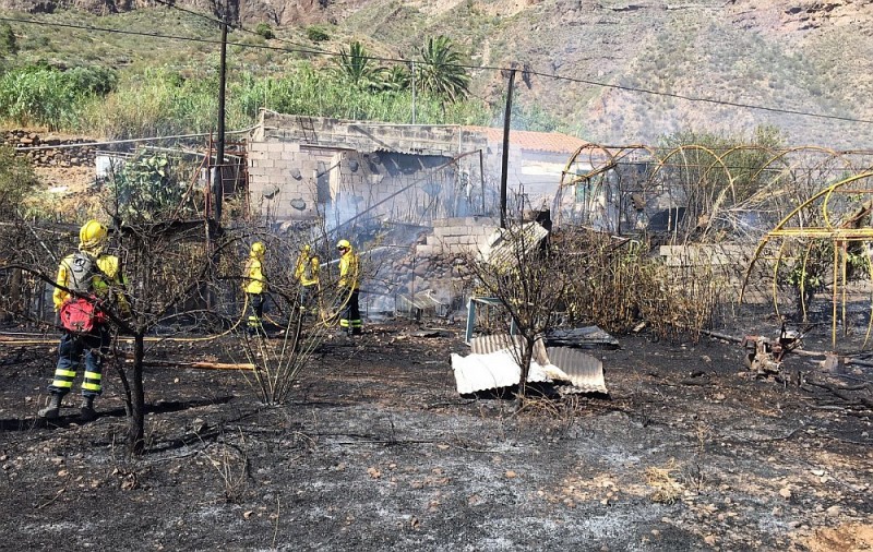 Controlados dos fuegos en Santa Luc�a y San Bartolom� de Tirajana que afectaron a 2.800 metros