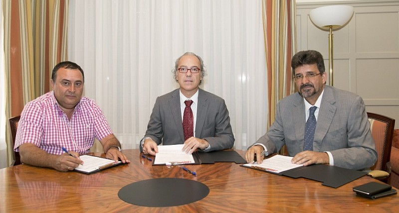 Sanidad y FECAM firman un convenio para fomentar la donaci�n de sangre 