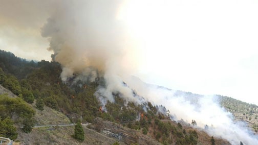 El avance del fuego produce la evacuaci�n de 500 personas de Montes de Luna y parte alta de Tigalate 
