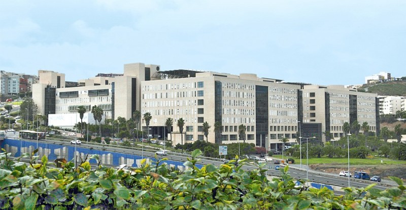 El Hospital Dr. Negr�n atiende 318.188 consultas, 9.705 ingresos y 6.669 intervenciones y en el primer semestre 