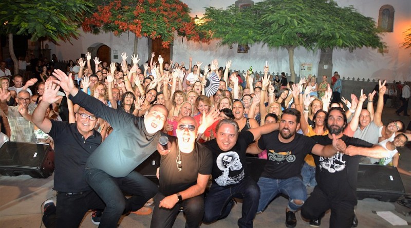 Tunte bail� al ritmo de Los Coquillos