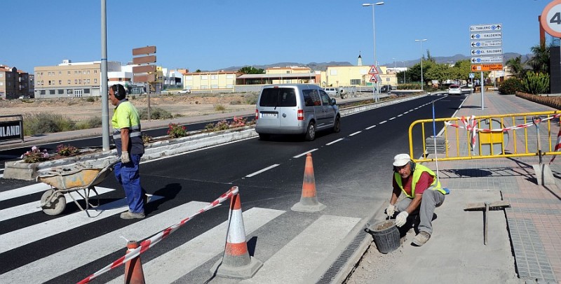 El Ayuntamiento adjudica asfaltados  en Castillo y Sonnenland