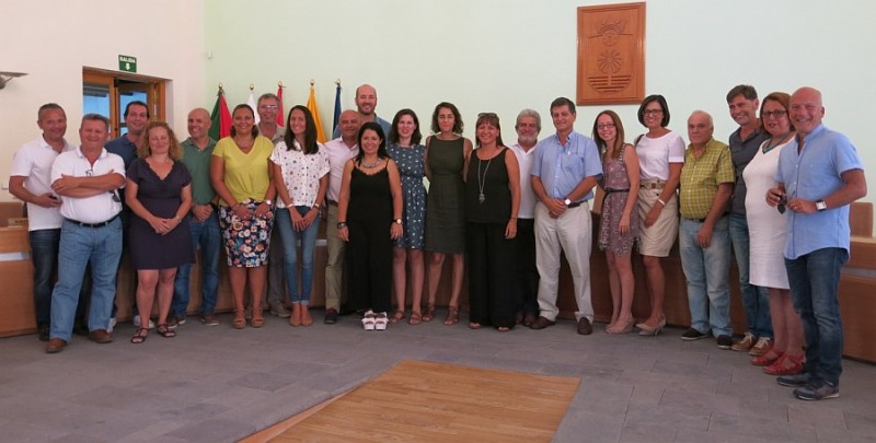 Rita Navarro se despide con aplausos del Ayuntamiento de Santa Luc�a