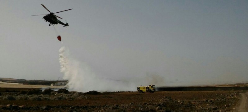 Controlado el incendio en una zona de invernaderos de Ag�imes