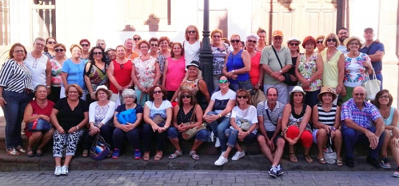 Santa Luc�a lleva a un grupo de 50 personas de visita cultural a la villa de Agaete